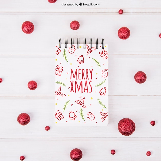 PSD natale mockup con blocco note e palle rosse