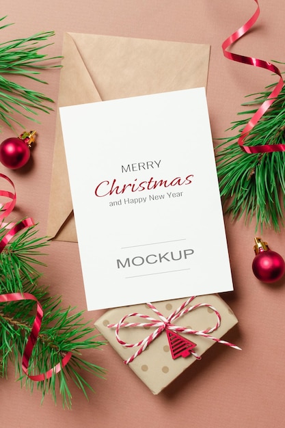 クリスマスや新年のグリーティング カード モックアップ ギフト ボックスの封筒とお祝いの装飾