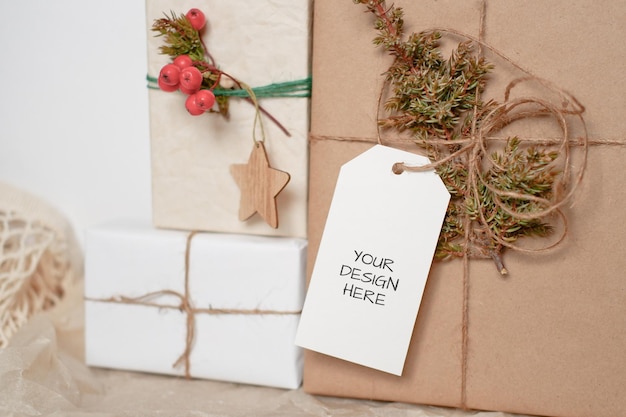 PSD mockup di tag zero rifiuti natalizi, confezione ecologica. concetto ecologico di vacanza di natale, arredamento ecologico.