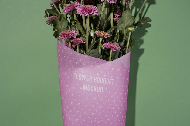 Chrysantenboeket met mock-up van inpakpapier