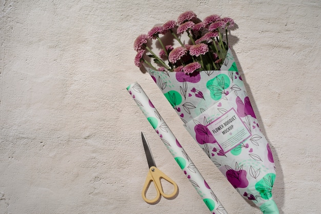 PSD bouquet di crisantemi con mock-up di carta da imballaggio