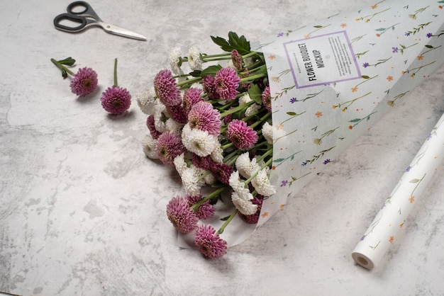 PSD bouquet di crisantemi con mock-up di carta da imballaggio