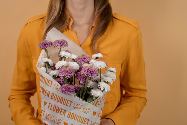 PSD bouquet di crisantemi con mock-up di carta da imballaggio
