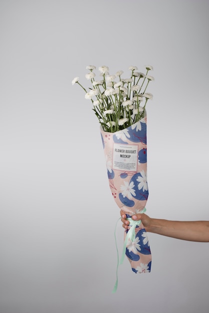 Bouquet di crisantemi con mock-up di carta da imballaggio