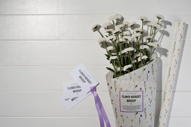 PSD bouquet di crisantemi con mock-up di carta da imballaggio