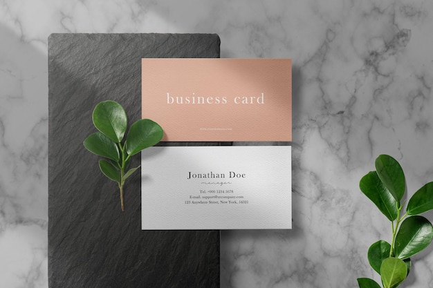 PSD Чистый минимальный макет визитной карточки на черном камне с листьями.
