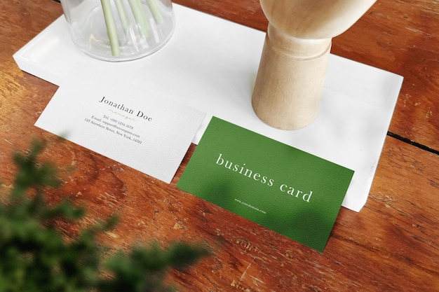 Чистый минимальный макет визитной карточки на белой тарелке с растительным фоном psd-файл