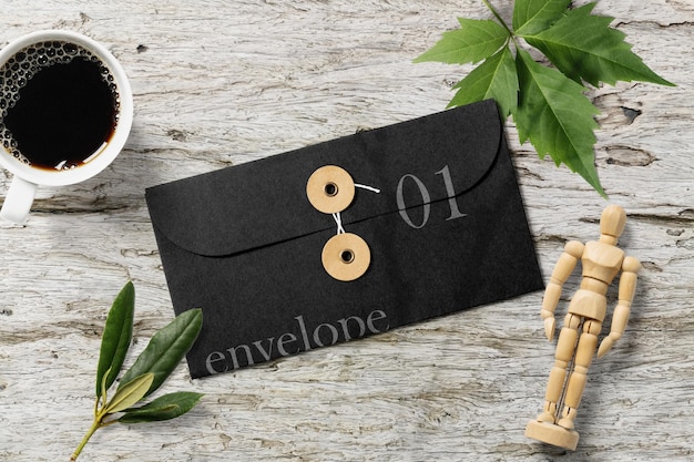 PSD mockup di lettera minimo pulito su sfondo di struttura in legno con foglie e tazza di caffè