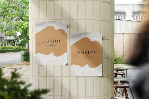 Mockup di poster minimo pulito sullo sfondo del caffè con persone che camminano e piante in primo piano