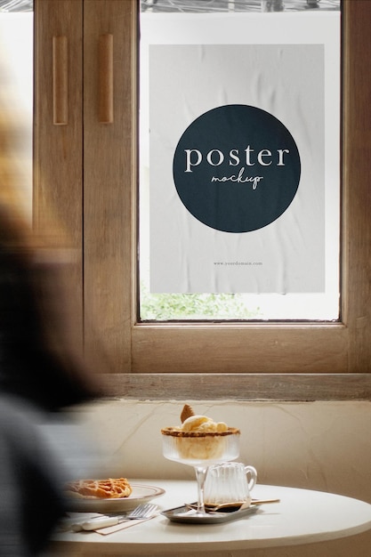 Mockup di poster minimo pulito su sfondo di caffè in vetro con dessert e persone che camminano