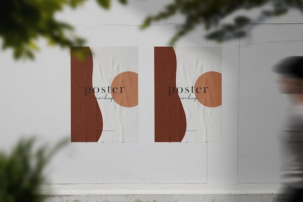 Чистый минимальный макет плаката на фоне белой стены с ветвями деревьев и гуляющими людьми
