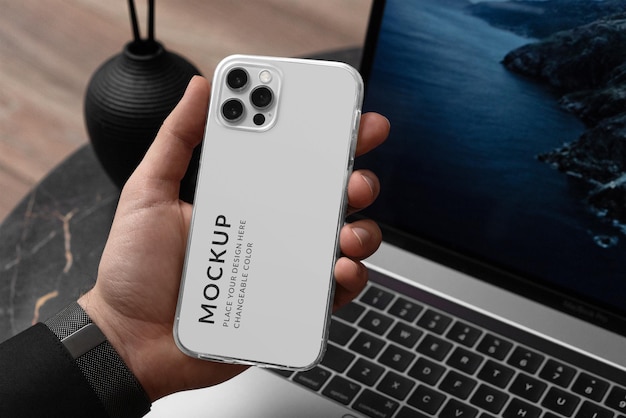 Custodia trasparente iphone 12 pro mockup in mano