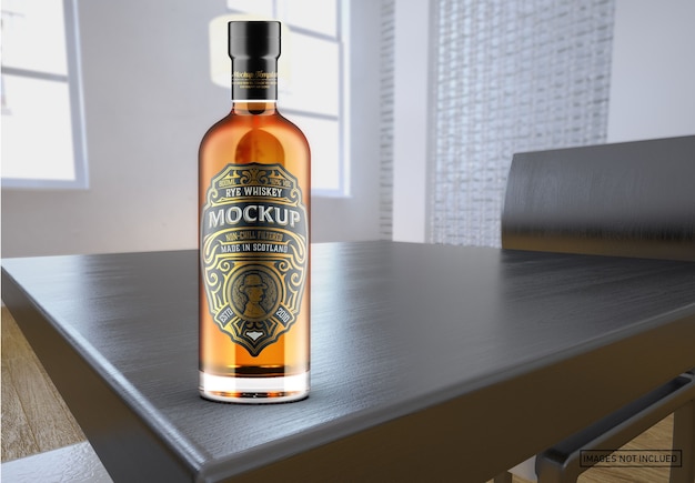 Mockup di bottiglia di whisky in vetro trasparente