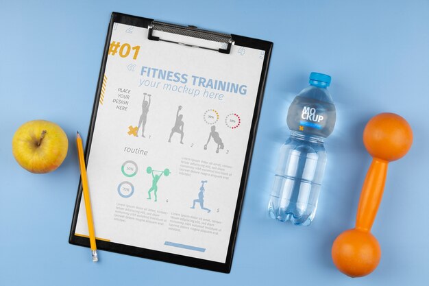 PSD mock-up di appunti con assortimento di kit da palestra