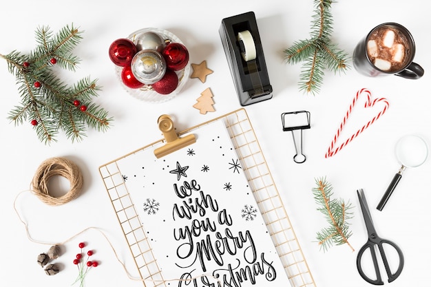 Clipboard-Mockup mit Weihnachtskomposition