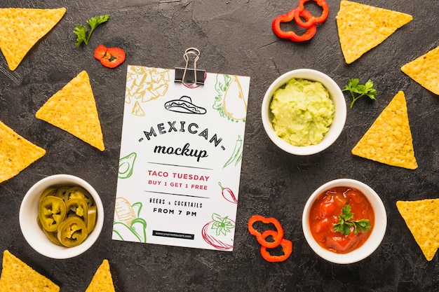 Mockup di appunti accanto a tortilla chips e ingredienti