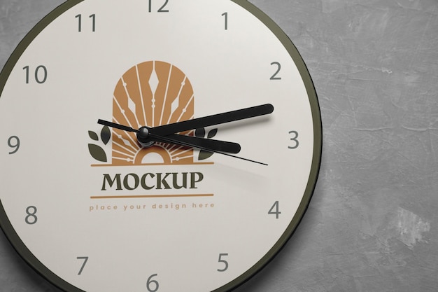 PSD orologio sul design del mockup da parete