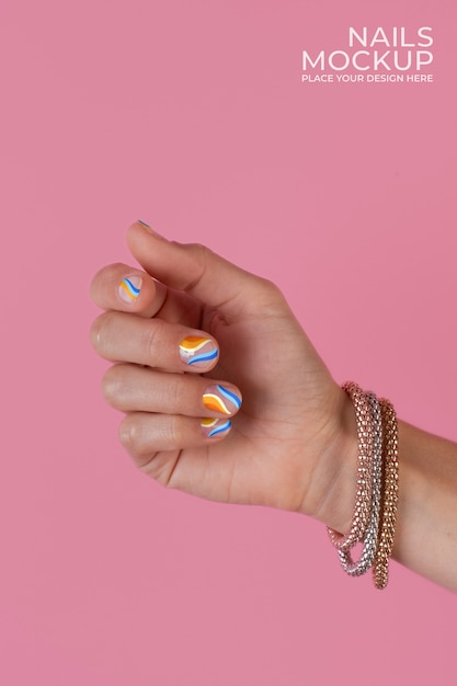 Close-up bij de hand met nagels mockup ontwerp