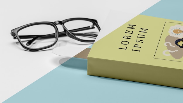 PSD Макет книги крупным планом с очками