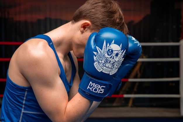 Prossimo piano di un modello di guanti da boxe