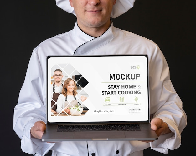 Close-up chef-kok met laptop