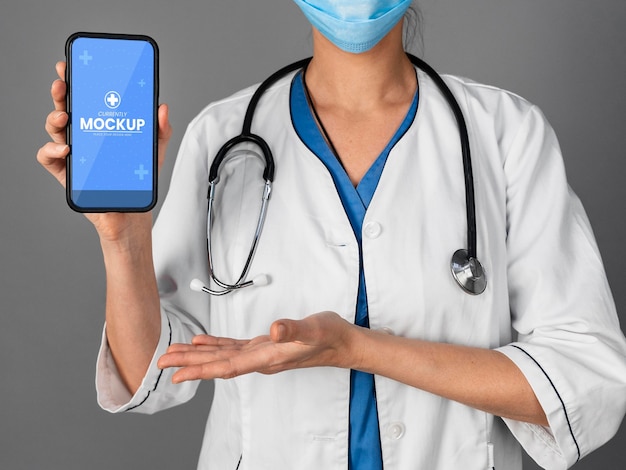 PSD primo piano medico che tiene smartphone