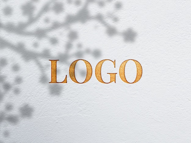 PSD primo piano sul mockup del logo in lamina d'oro