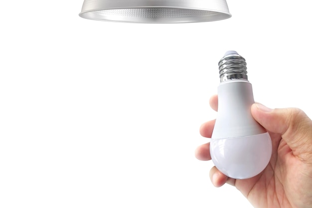 close-up hand die een elektrische gloeilamp verandert doorzichtige achtergrond