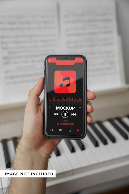 PSD primo piano mano che tiene il modello di smartphone con sottofondo musicale