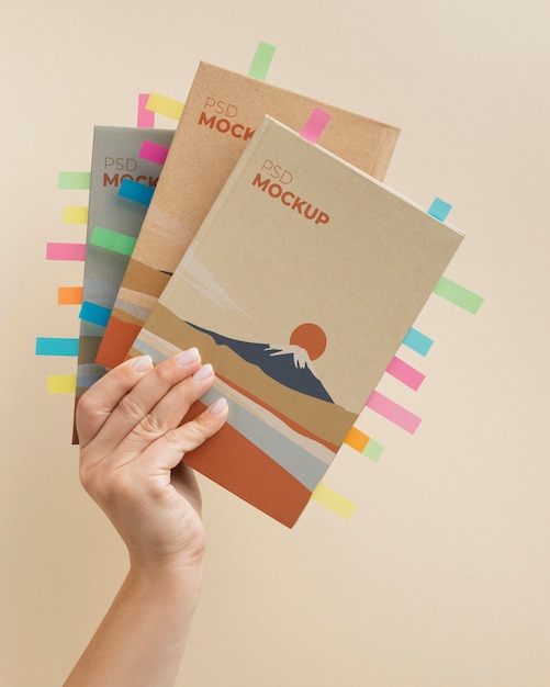 Close-up hand met boeken mockup