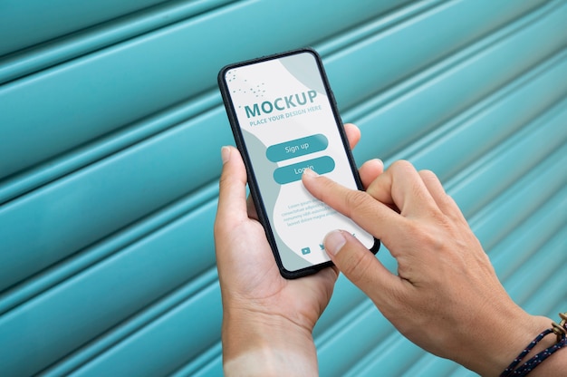 PSD primo piano a portata di mano usando il mockup del telefono