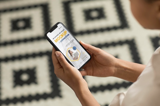 Close-up handen met smartphone mockup