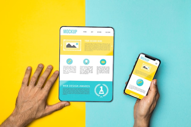 PSD close-up handen met telefoon en tablet