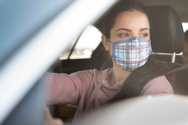 Close-up jonge vrouw die masker draagt