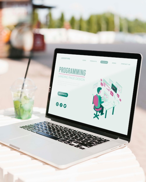 ランディングページをプログラミングできるクローズアップラップトップ