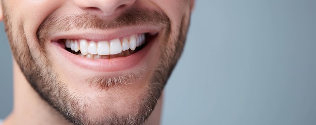 Close-up man glimlacht met perfecte witte tanden