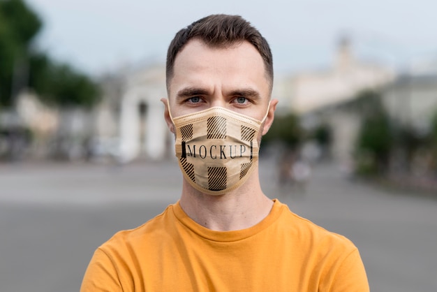 Close-up uomo che indossa la maschera di protezione