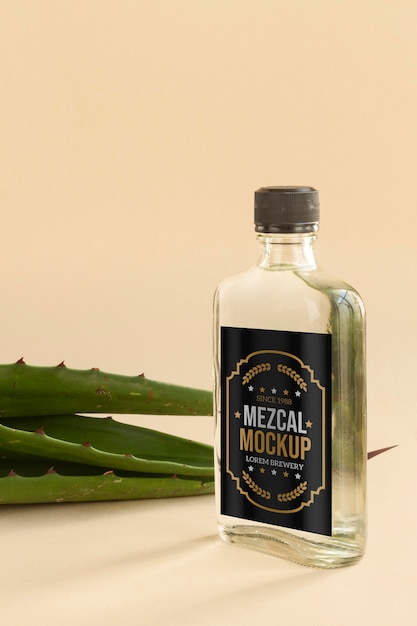 재료와 함께 mezcal 음료 병에 닫습니다