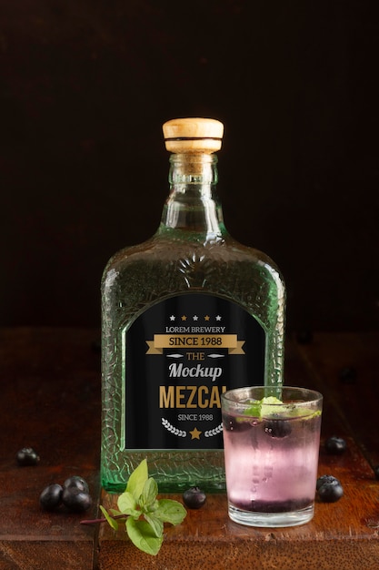 PSD 재료와 함께 mezcal 음료 병에 닫습니다