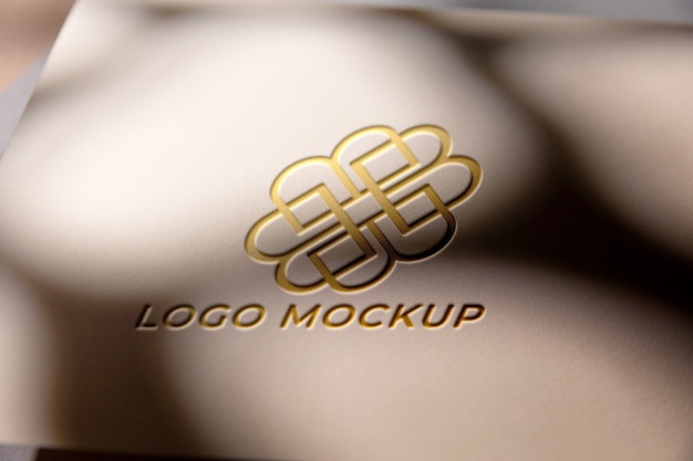 Close-up op mockup met uitgesneden logo