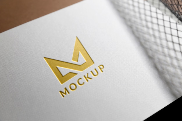 Close-up op mockup met uitgesneden logo