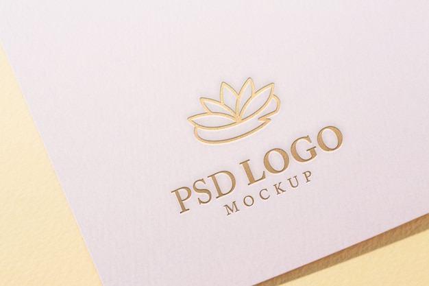 PSD primo piano del modello di logo stampato su carta