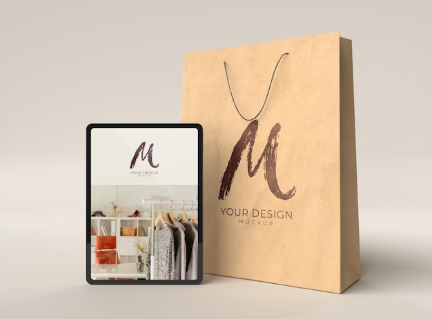 PSD primo piano sulla borsa della spesa con mockup di dispositivi digitali