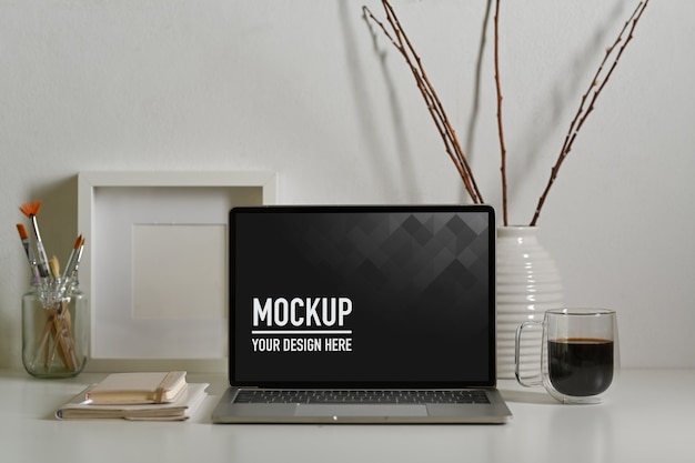 Close-up van laptop mockup met koffiekopje