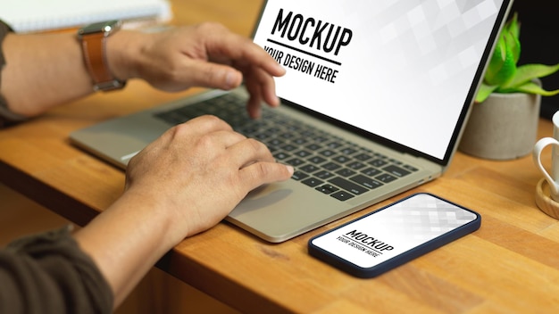 Close-up van mannelijke handen typen op laptop mockup