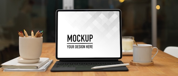 Close-up van mockup laptop met koffiekopje