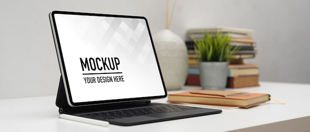 Close-up van mockup laptop met vaas