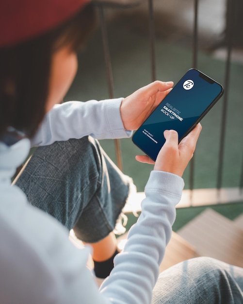 PSD close up van vrouw met behulp van smartphone in een park