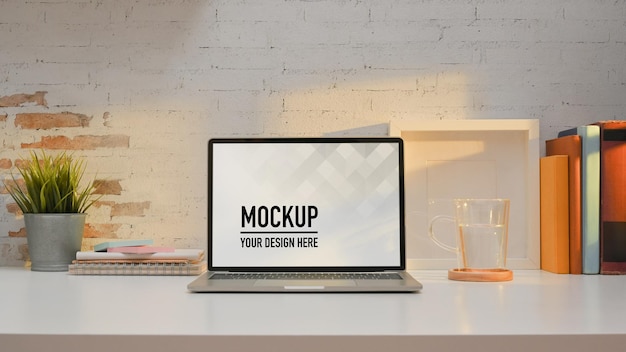 Close-up van werkruimte met laptop mockup