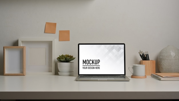 Close-up van werktafel met laptop mockup